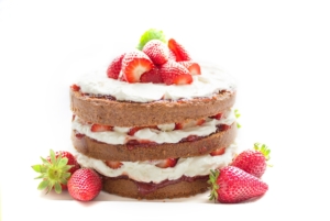 Hübscher dreischichtiger Kuchen mit Erdbeeren